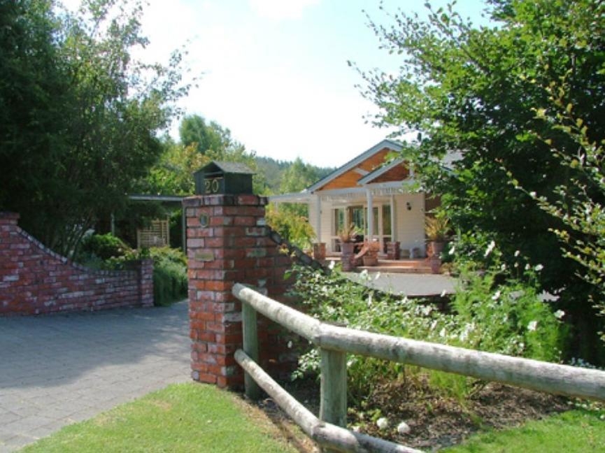 Acacia Bay Lodge Bed & Breakfast Taupo Ngoại thất bức ảnh